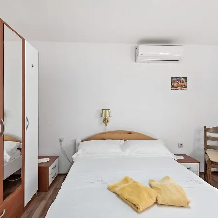 Cosy Holiday In With Garden Holiday home